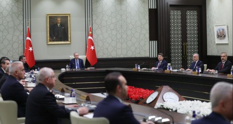 kulislerdeki-iddialar-alevlendi-erdogan-sinyali-verdi-kabinede-degisiklik-olabilir-g3VLZbt3.jpg