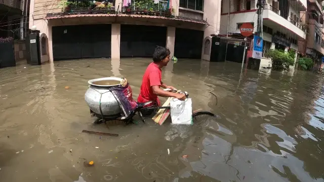 Doğu Hindistan’ın Batı Bengal eyaletinde şiddetli muson yağmurları nedeniyle hayat durma noktasına geldi