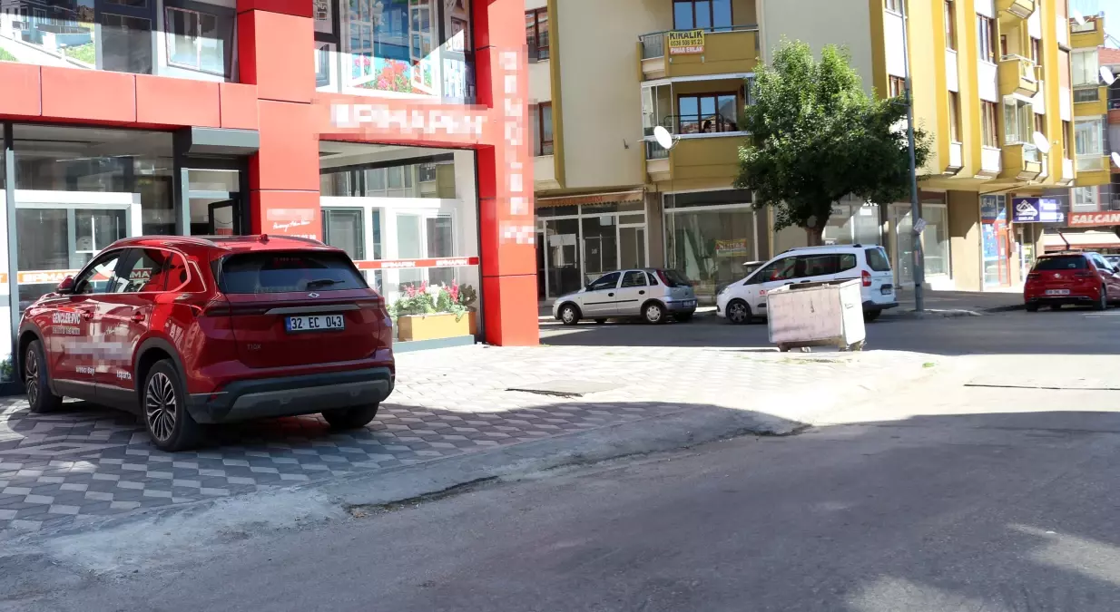 Isparta’da Sürekli Trafik Kazaları Esnafı Mağdur Ediyor