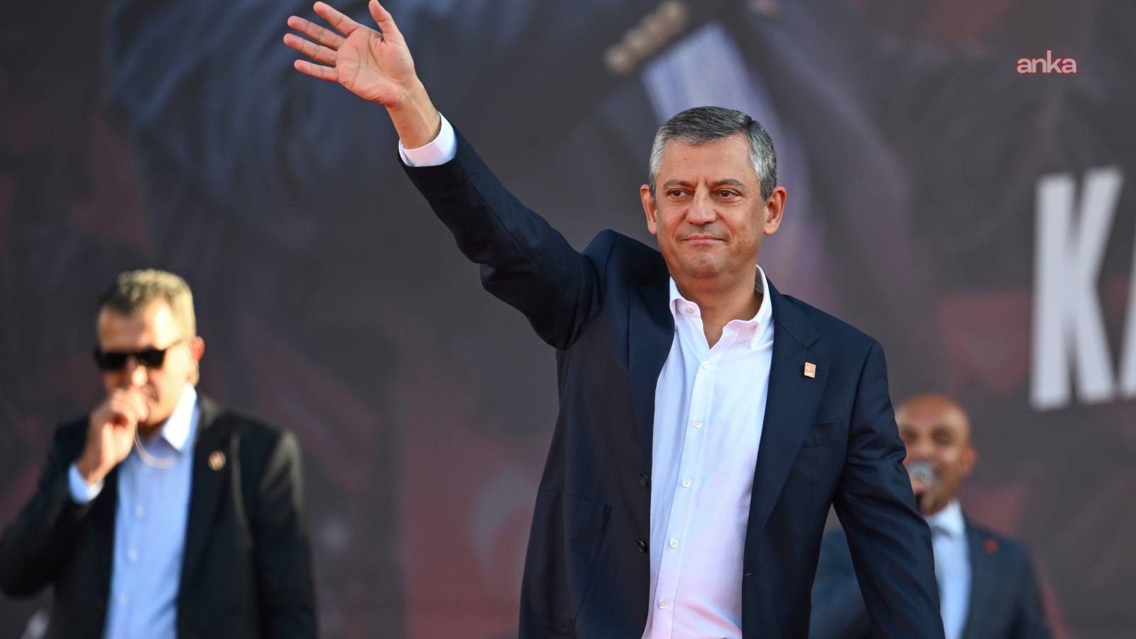 Özgür Özel: Avrupa Şampiyonası finalinde, milletimize büyük bir onur yaşatan A Milli Erkek Basketbol takımımızı ve teknik ekibi tebrik ediyorum