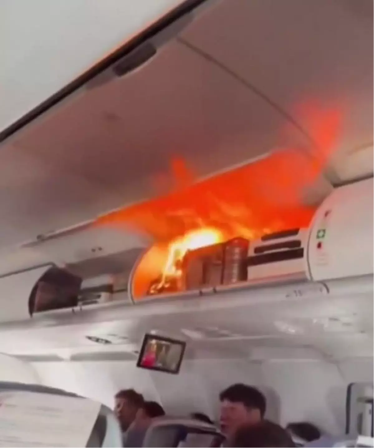 Air China Uçağı Acil İniş Yaptı