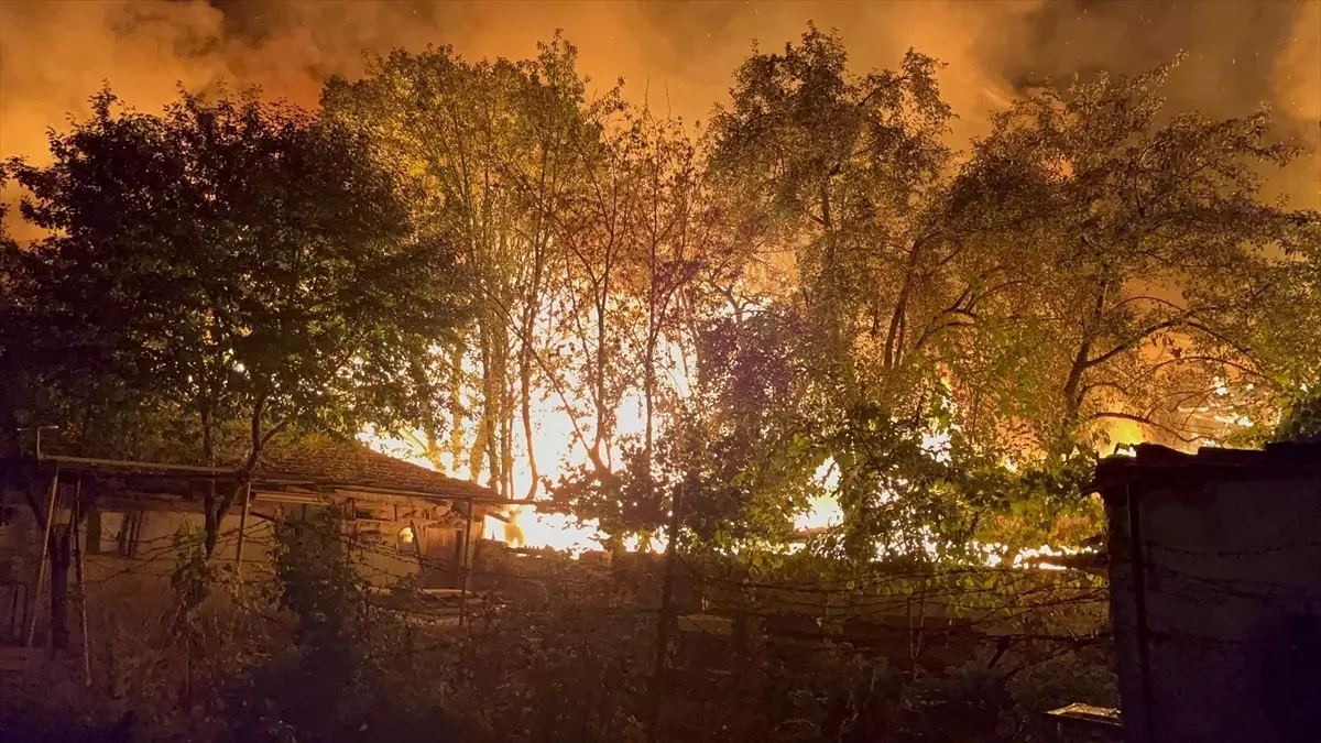 Çerkeş’te Yangın: 3 Ev ve 4 Samanlık Yandı