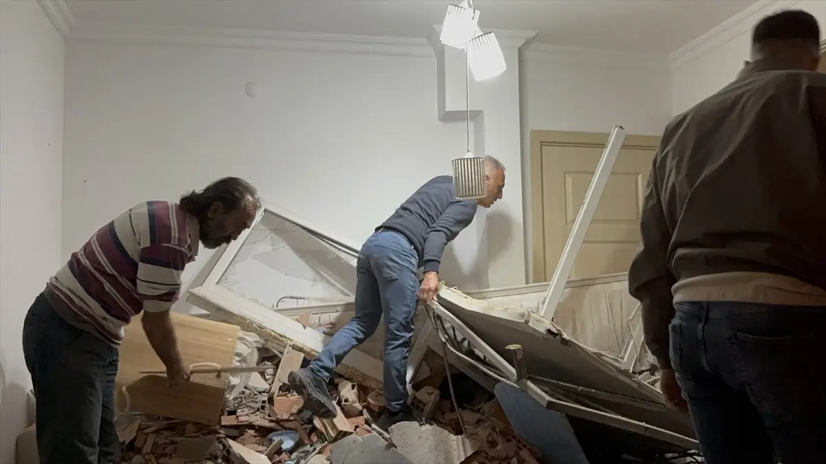 Freni Boşalan Kamyon Apartmanın Duvarına Çarptı