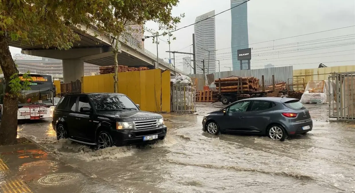 İzmir’de Şiddetli Yağışlar Su Birikintilerine Neden Oldu