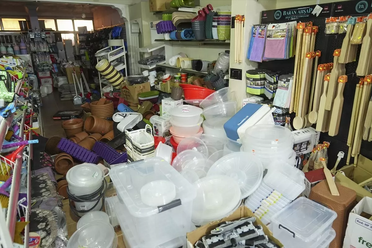 Sındırgı’da 6.1 Büyüklüğünde Deprem: Esnaf Yıkım İçinde