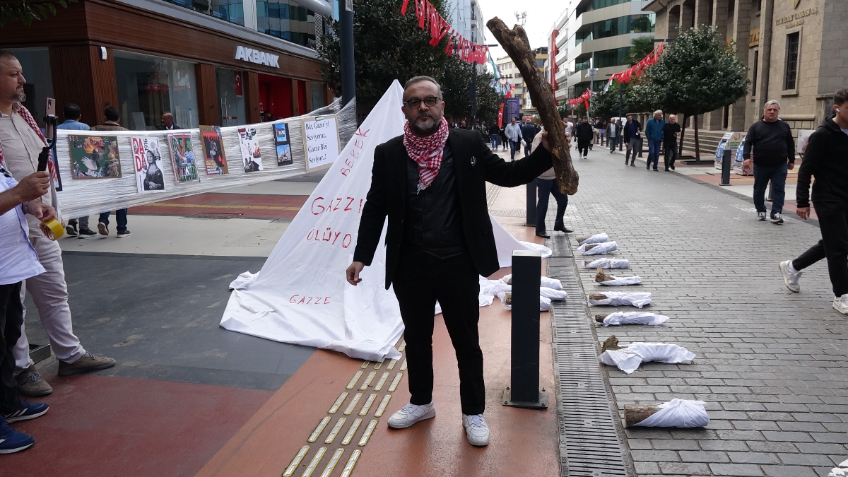 Trabzon’da Gazze’de ölen bebeklere dikkat çekmek için kefen giyip eylem yaptı