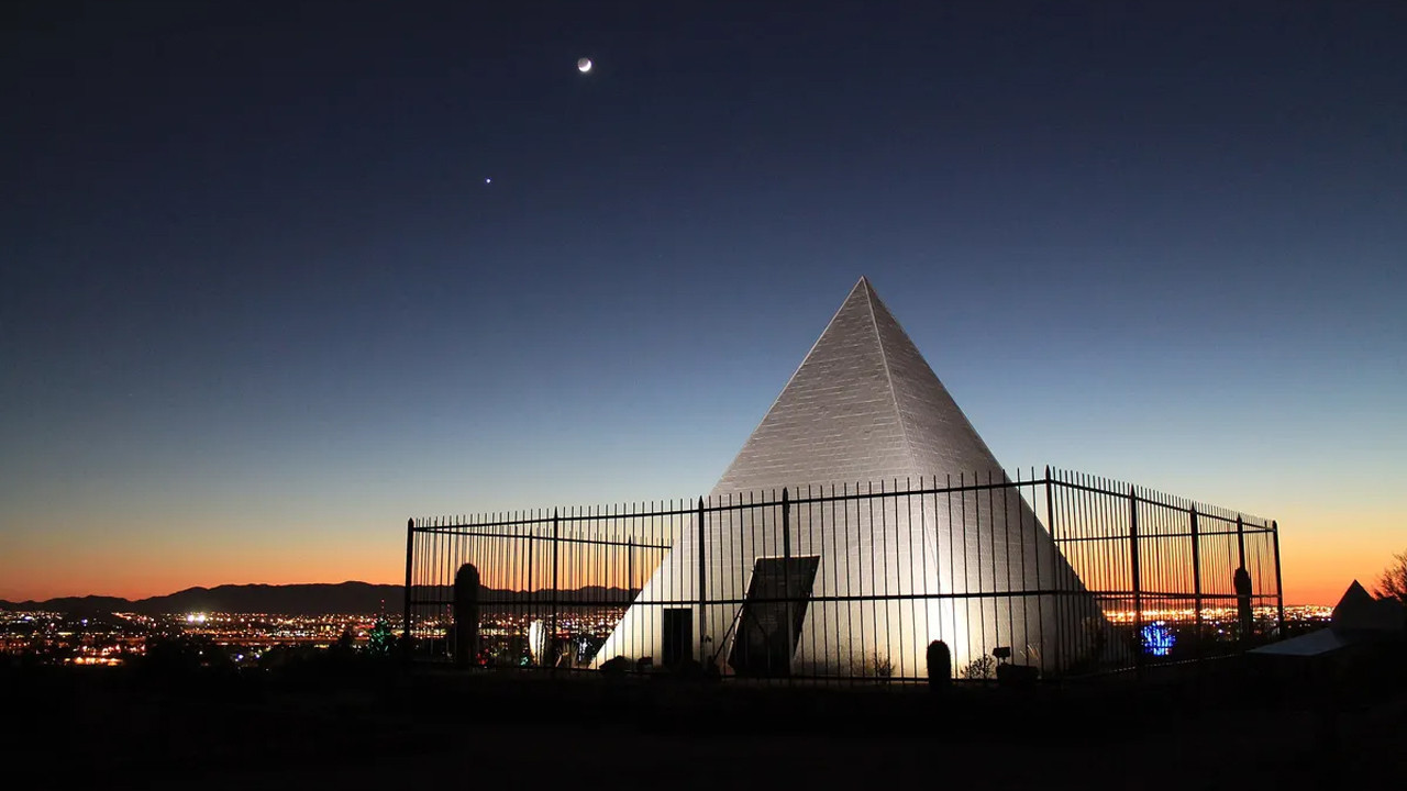 ABD’nin orta yerinde, neden bembayaz bir “Mısır Piramidi” var?