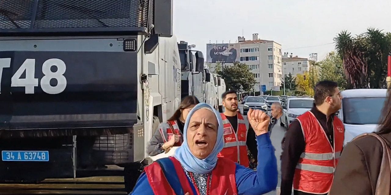 CHP’nin TRT önüne yaptığı ‘mahkemeleri canlı yayınlayın’ yürüyüşüne polis ablukası!