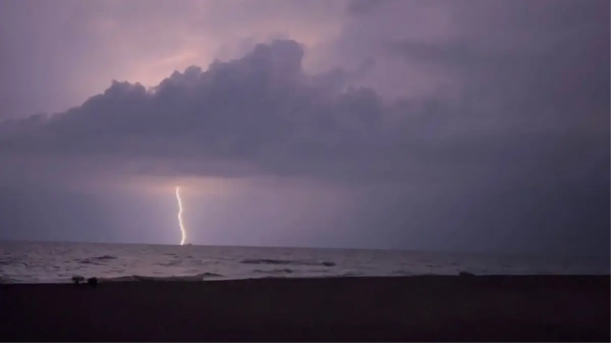 Hatay’da Şimşek ve Yıldırım Gösterisi