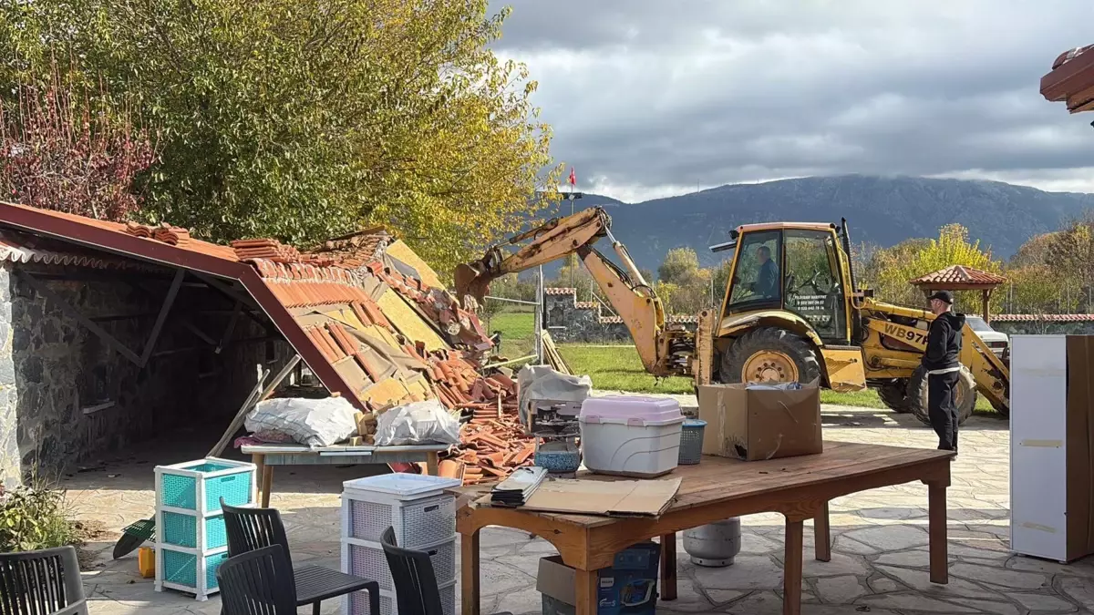 Muğla’da Kaçak Yapılar Yıkılıyor