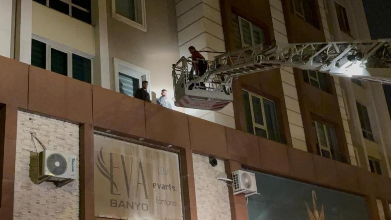 Garip olay: 3’üncü kattan çarşafla indiler: 2 gözaltı