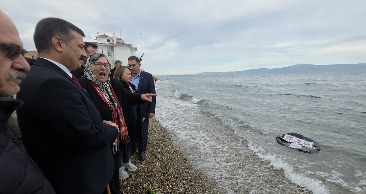 Pakize anne, Mudanya’da denize siyah çelenk bıraktı