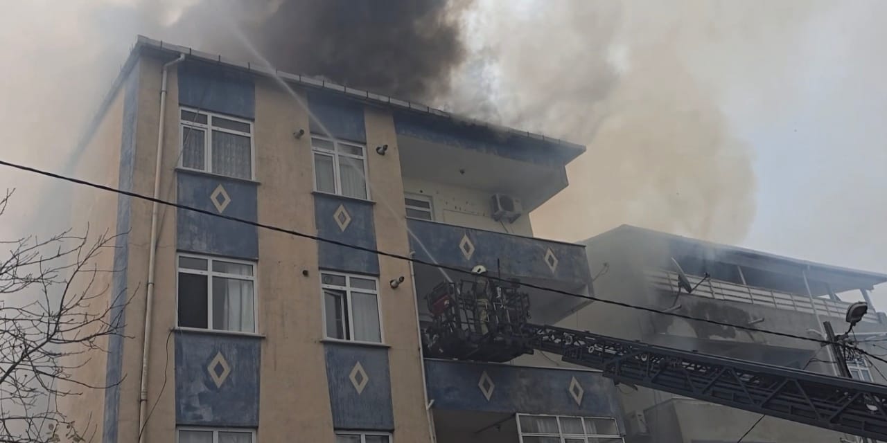 Ümraniye’de yangın paniği! Alevler 2 binaya sıçradı: 4 yaralı