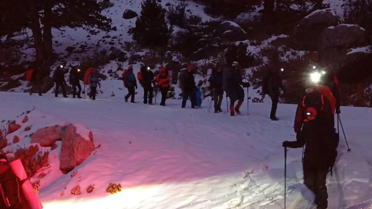 Antalya’da dağda mahsur kalan 24 kişi kurtarıldı