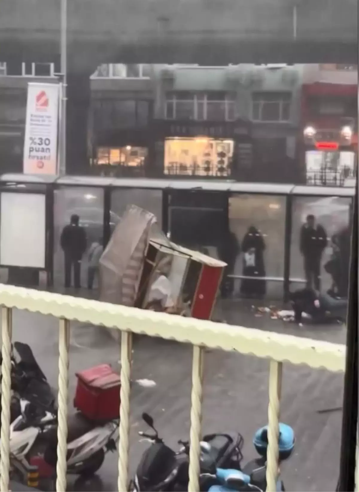 İstanbul’da Fırtına Hasara Yol Açtı