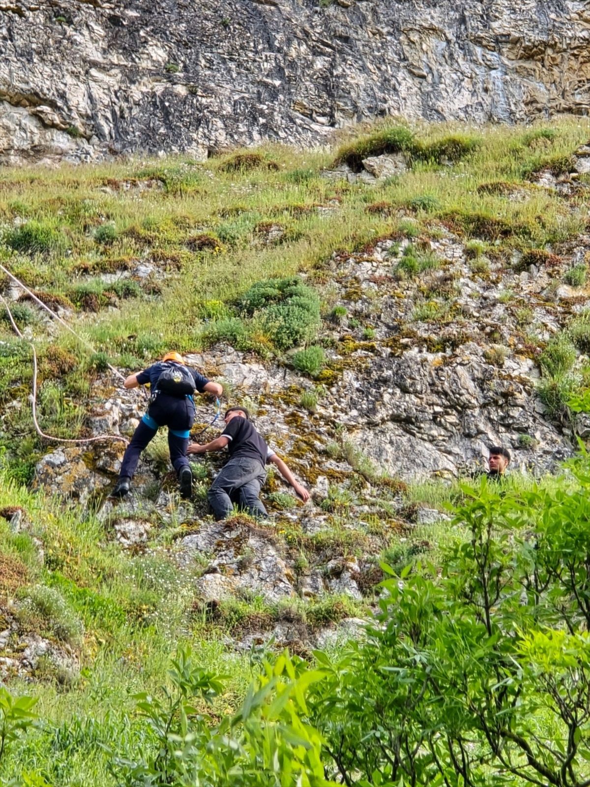 Eskişehir’de Zorlu Araziye Mahsur Kalan İki Genç Kurtarıldı